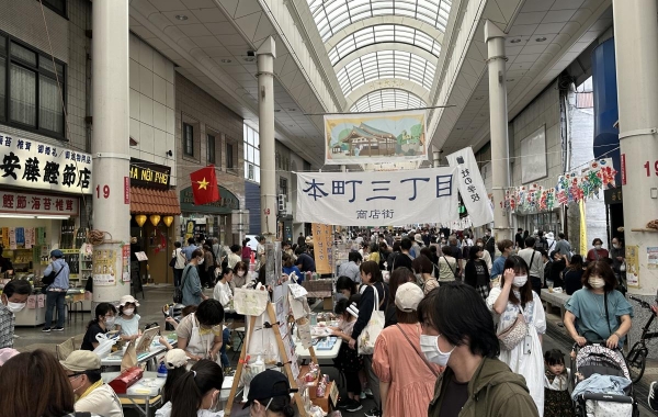 毎年5月のゴールデンウィークに真清田神社の門前で開催される杜の宮市の写真