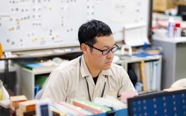 事務処理をしている建設部 道路課の人の画像