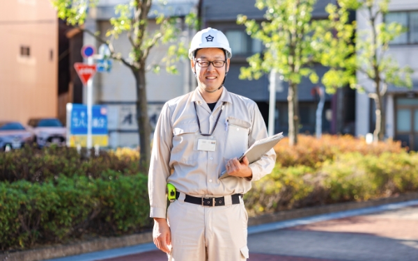 資料を持った建設部 道路課の人の画像