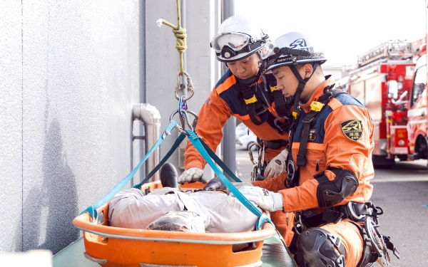 人命救助訓練中の第1課救助係の画像