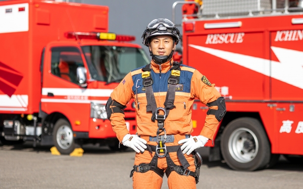 消防車の前でポーズをとっている第1課救助係の人の画像画像
