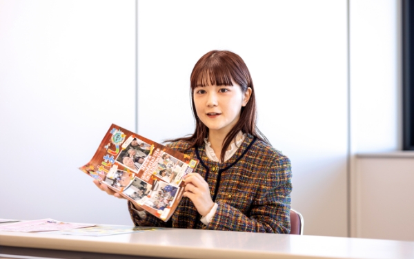 機関誌を紹介している活力創造部 観光交流課の人の画像