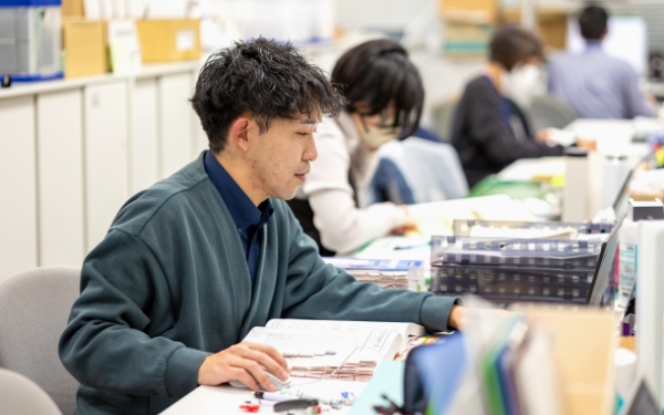 事務をしている福祉部 介護保険課の人の画像