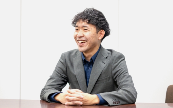 インタビューを受けている福祉部 介護保険課の人の画像